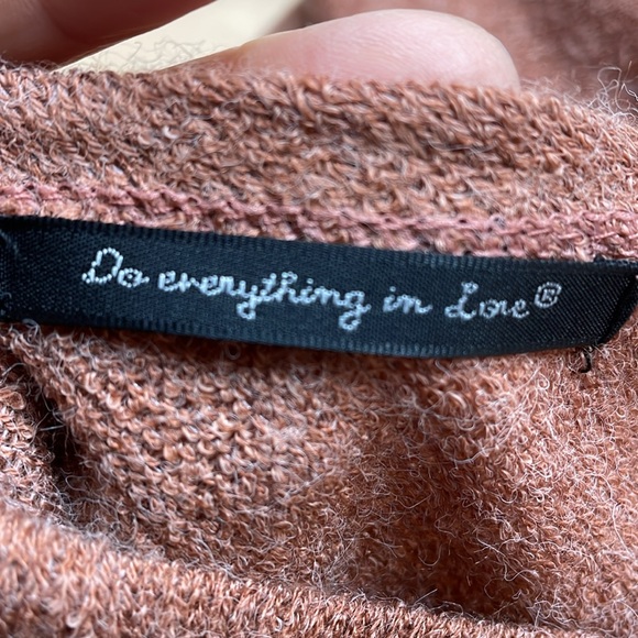 Shawl with cream at arm edges. - Picture 5 of 8